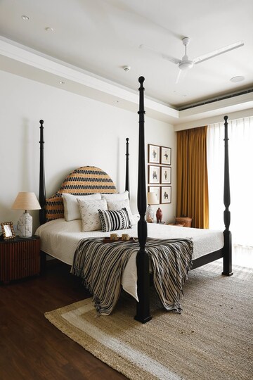 Living Room in 4 BHK Apartment at DLF The Camellias, Sector 42 – for Rent