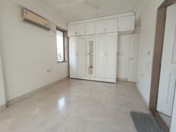 Room in 2 BHK Apartment at Bandra West – for Rent