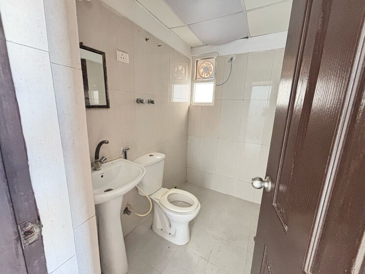 Bathroom, paras-tierea 3.5 Bedroom 1625 Sq.Ft. Apartment In Sector 137 Noida 8583006