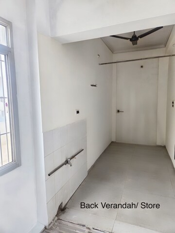 Room in 3 BHK Apartment at Hazratganj – for Rent