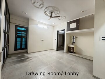 Room in 3 BHK Apartment at Hazratganj – for Rent