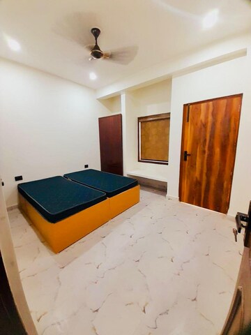Room in 3 BHK Builder Floor at Beta I Greater Noida – for Rent