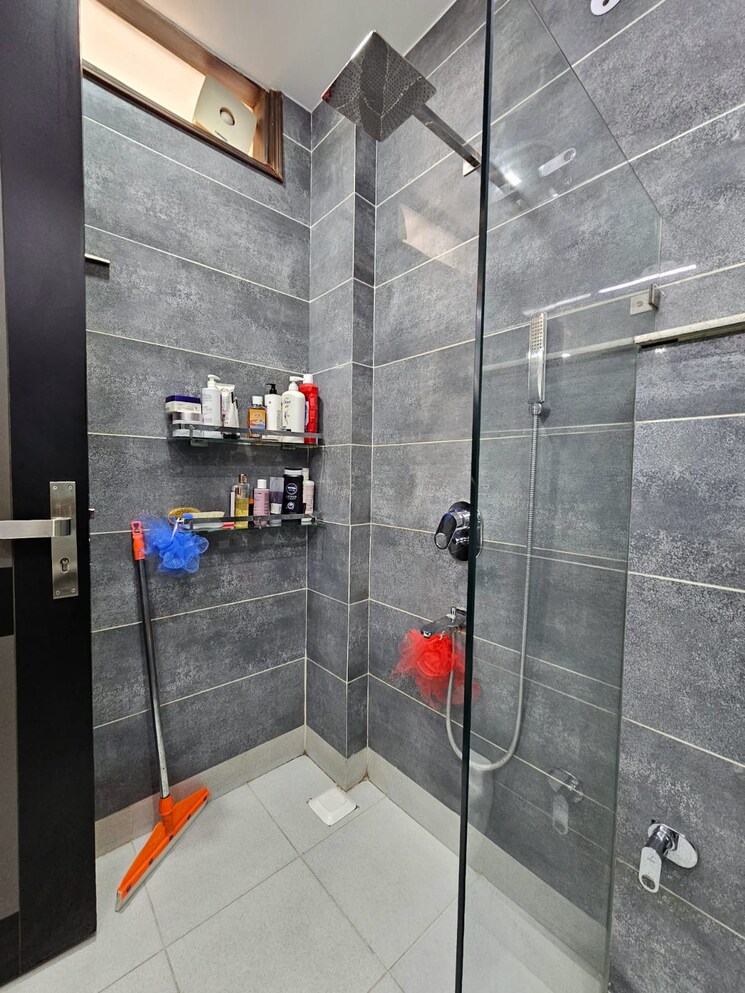 Bathroom, saraswati vihar 3 Bedroom 2500 Sq.Ft. Builder Floor In Saraswati Vihar Delhi 8583135