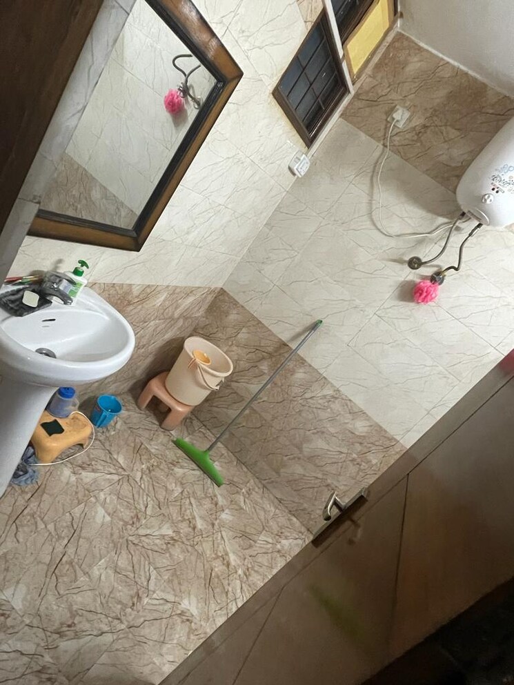 Bathroom, shalimar bagh 1 Bedroom 400 Sq.Ft. Builder Floor In Shalimar Bagh Delhi 8583138