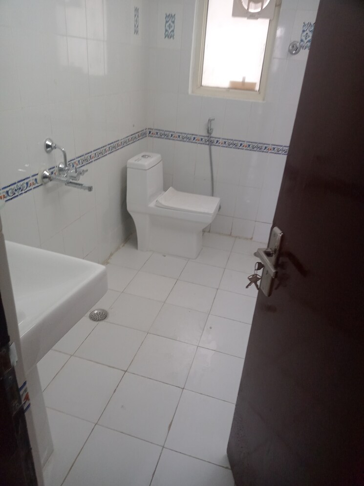Bathroom, bhukant-vihar 3 Bedroom 2050 Sq.Ft. Apartment In Amausi Lucknow 8583156
