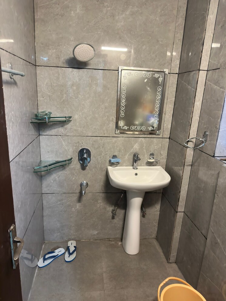 Bathroom, kirti nagar 3 Bedroom 1500 Sq.Ft. Builder Floor In Kirti Nagar Delhi 8583159