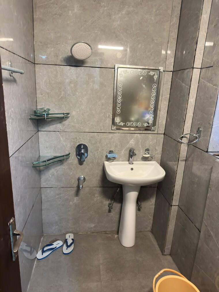 Bathroom, kirti nagar 3 Bedroom 1500 Sq.Ft. Builder Floor In Kirti Nagar Delhi 8583159