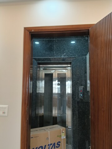 Furnished Amenities in 3 BHK Builder Floor at Sector 15 ii – for Rent