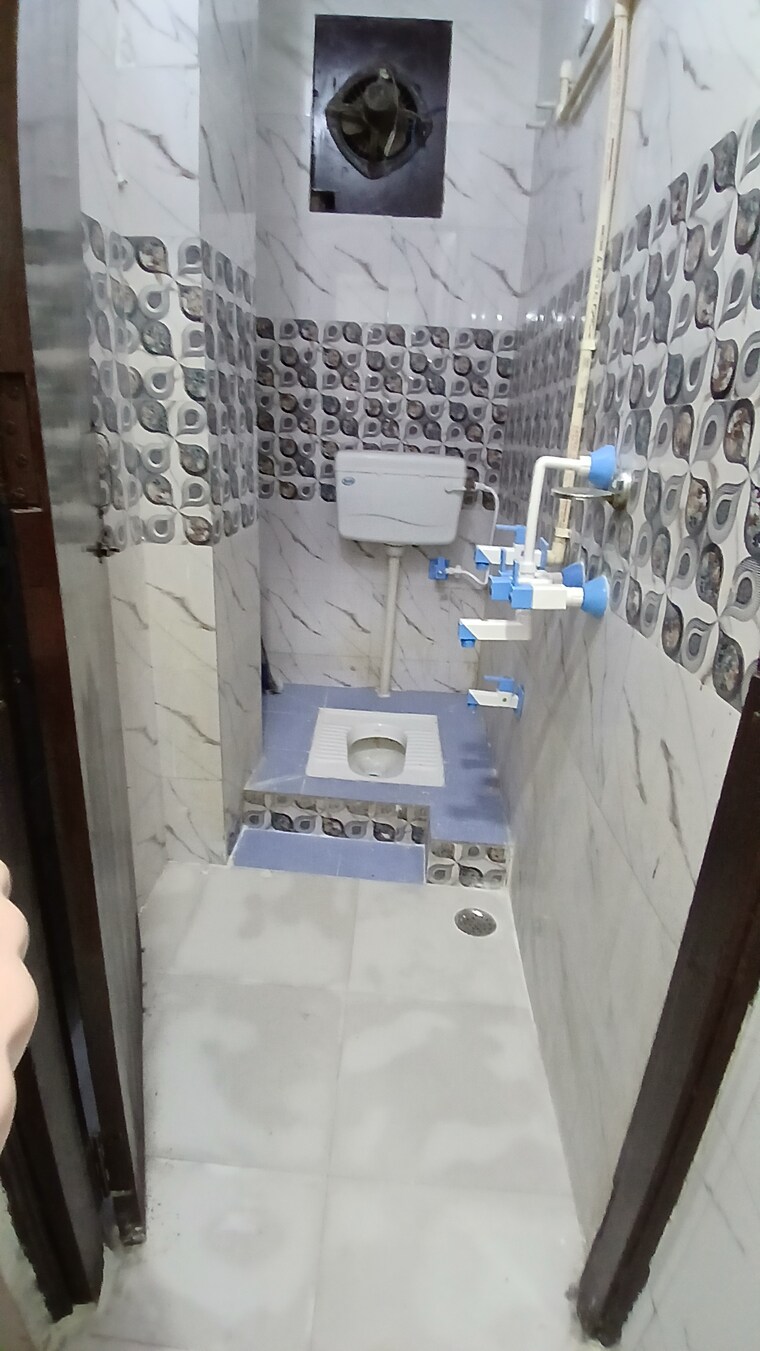 Bathroom, zakir nagar 2 Bedroom 450 Sq.Ft. Builder Floor In Zakir Nagar Delhi 8583294