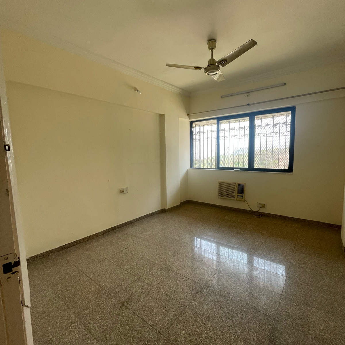 2 BHK Apartment For Sale in Malad East