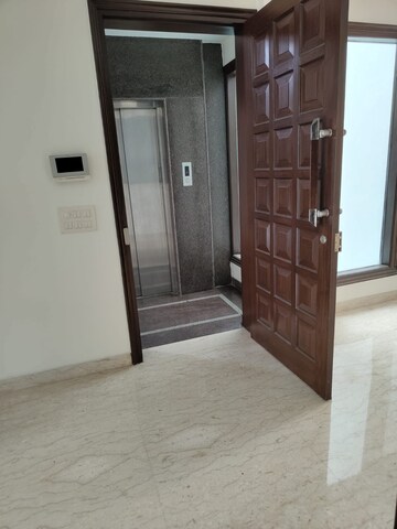 Room in 3 BHK Builder Floor at Greater Kailash ii – for Rent