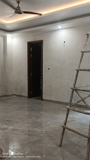 Room in 4 BHK Builder Floor at Ashoka Enclave Faridabad, Sector 34 – for Sale