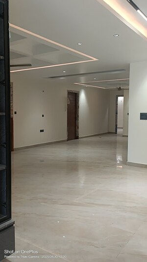 Room in 4 BHK Builder Floor at Ashoka Enclave Faridabad, Sector 34 – for Sale