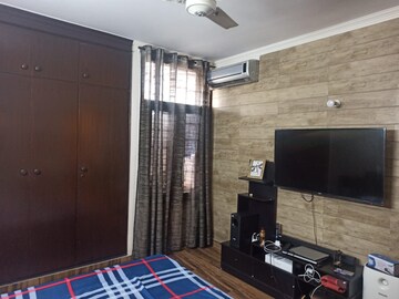 Bedroom in 4 BHK Apartment at DLF The Pinnacle, Dlf Phase V – for Sale