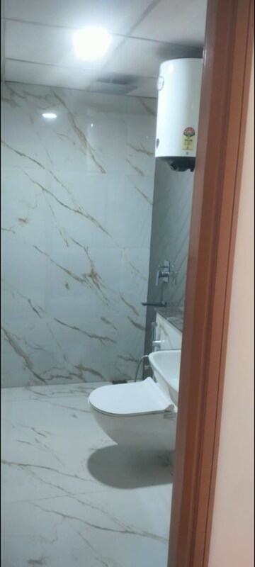 Bathroom in 3.5 BHK Apartment at M3M Heights, Sector 65 – for Rent