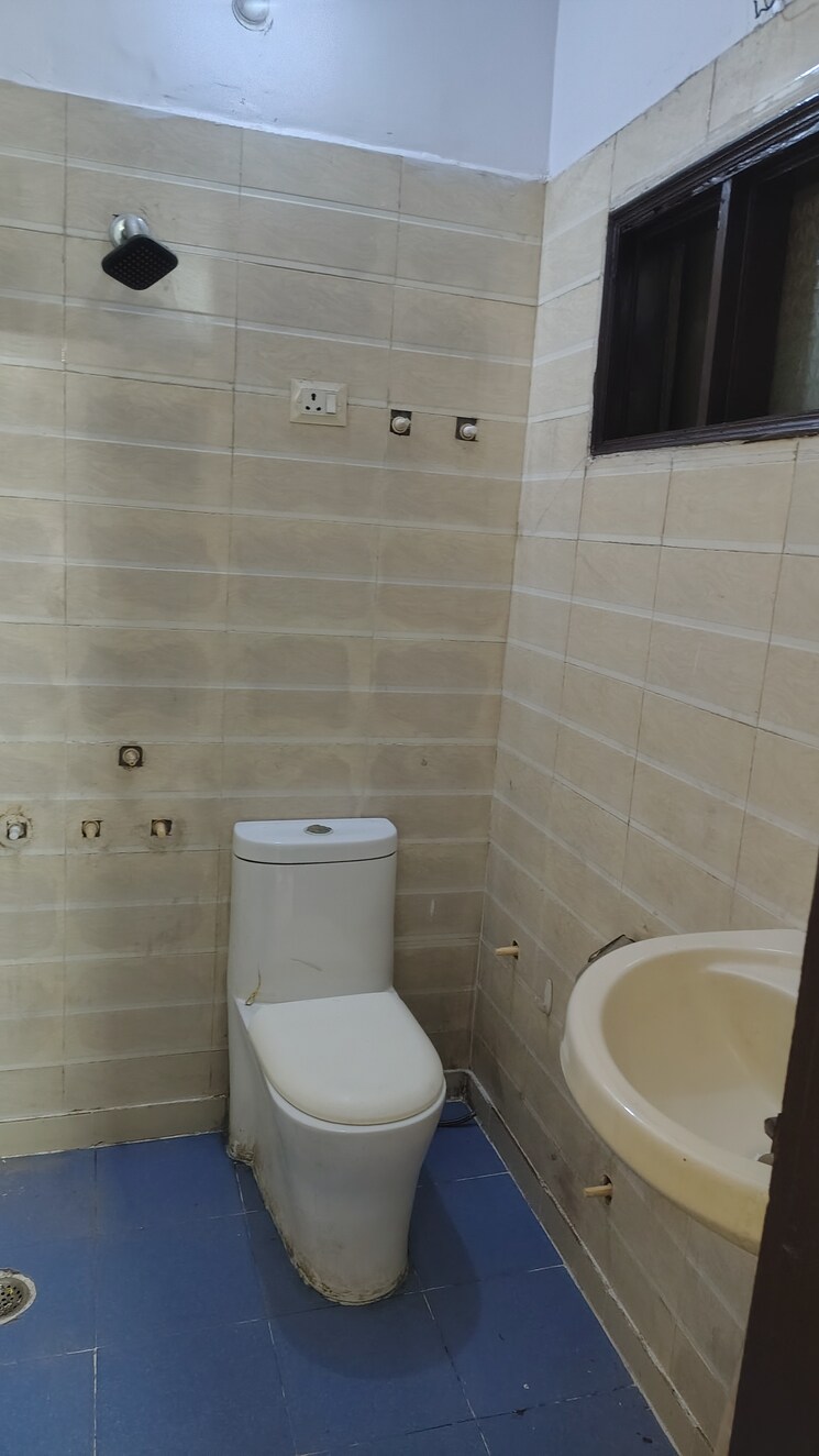 Bathroom, vasundhara sector 1 3 Bedroom 78 Sq.Mt. Builder Floor In Vasundhara Sector 1 Ghaziabad 8583874