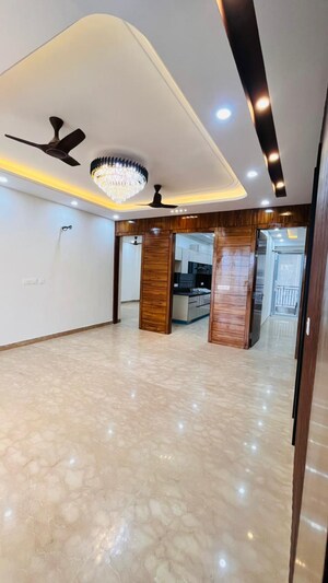 Room in 3 BHK Builder Floor at Bestech Central Square, Sector 56 – for Sale