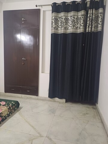 Building Lobby in 3 BHK Builder Floor at Tulip Mall, Sector 46 – for Rent