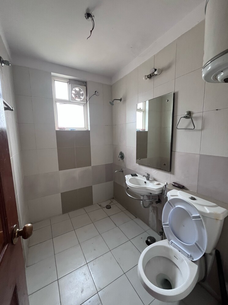 Bathroom, hamlin-apartment 3 Bedroom 2100 Sq.Ft. Apartment In Golf Course Road Gurgaon 8584110
