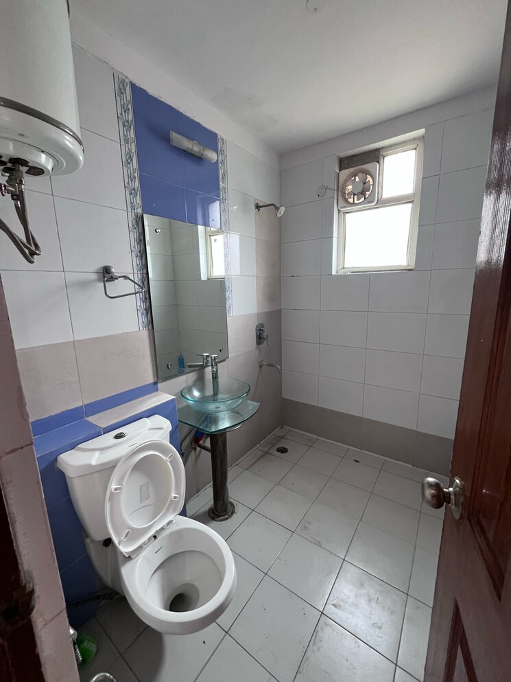 Bathroom, hamlin-apartment 3 Bedroom 2100 Sq.Ft. Apartment In Golf Course Road Gurgaon 8584110