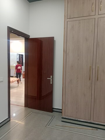 Room in 3 BHK Builder Floor at Sector 18 – for Rent