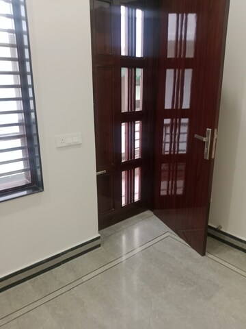 Room in 3 BHK Builder Floor at Sector 18 – for Rent