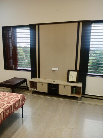 Room in 3 BHK Builder Floor at Sector 18 – for Rent