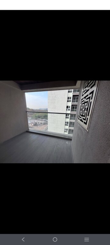 Room in 3 BHK Apartment at Oxy Beaumonde, Viman Nagar – for Rent