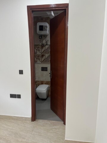 Building Lobby in 4 BHK Villa at DLF Garden Villas, Sector 43 – for Rent