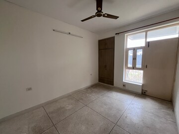 Room in 4 BHK Apartment at Tarika CGHS, Sector 43 – for Rent
