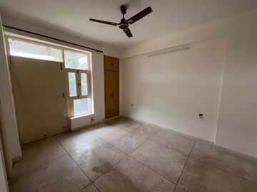 Room in 4 BHK Apartment at Tarika CGHS, Sector 43 – for Rent