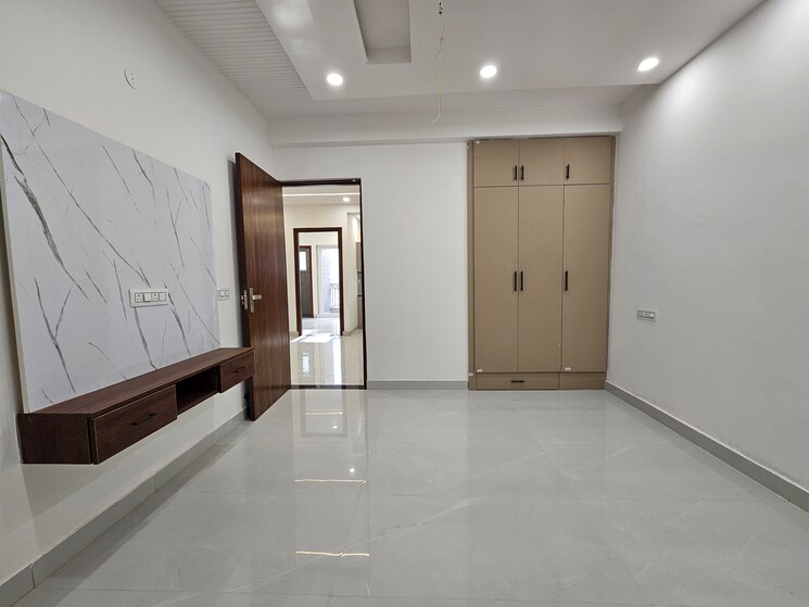 Room, pir machalla 3 Bedroom 128 Sq.Yd. Apartment In Pir Machalla Zirakpur 8584442