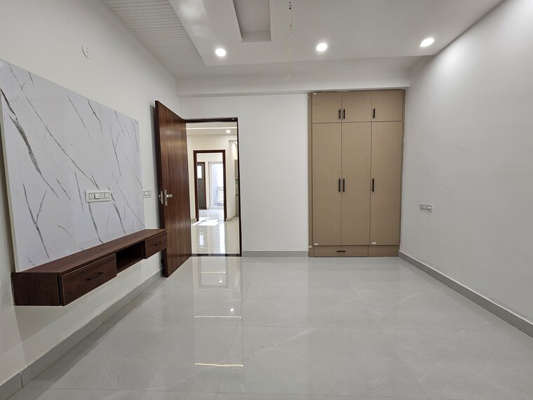 Room, pir machalla 3 Bedroom 128 Sq.Yd. Apartment In Pir Machalla Zirakpur 8584442