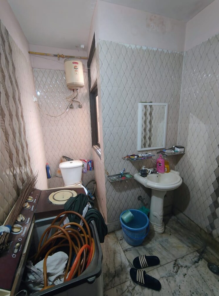 Bathroom, dwarka mor 2.5 Bedroom 888 Sq.Ft. Builder Floor In Dwarka Mor Delhi 8584462