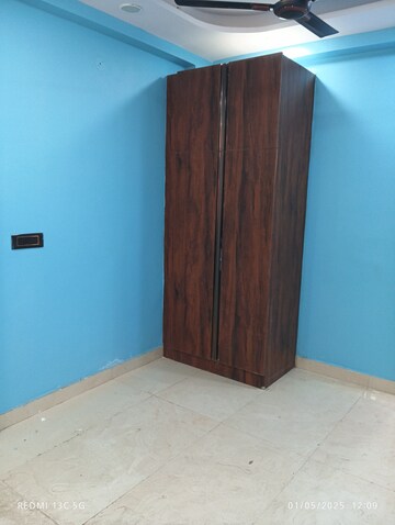 Room in 3 BHK Builder Floor at Shalimar Garden – for Rent