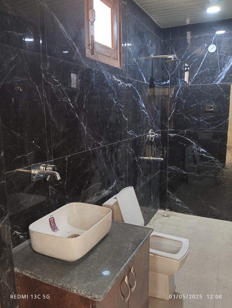 Bathroom, shalimar garden 3 Bedroom 1200 Sq.Ft. Builder Floor In Shalimar Garden Ghaziabad 8584479