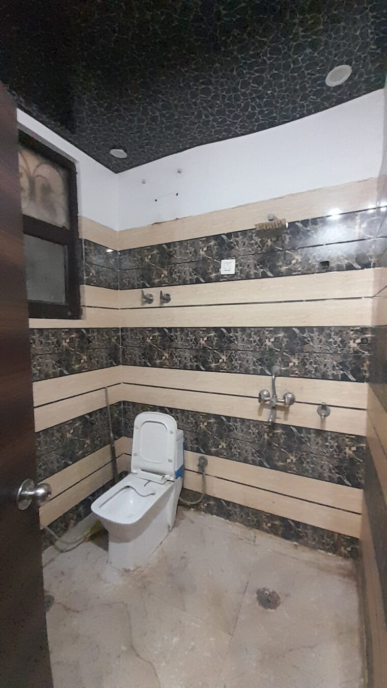 Bathroom, jai-mata-residency 3 Bedroom 112 Sq.Mt. Builder Floor In Niti Khand Ghaziabad 8584524