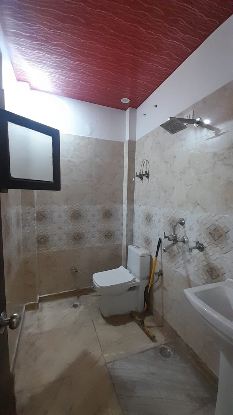 Bathroom, jai-mata-residency 3 Bedroom 112 Sq.Mt. Builder Floor In Niti Khand Ghaziabad 8584524