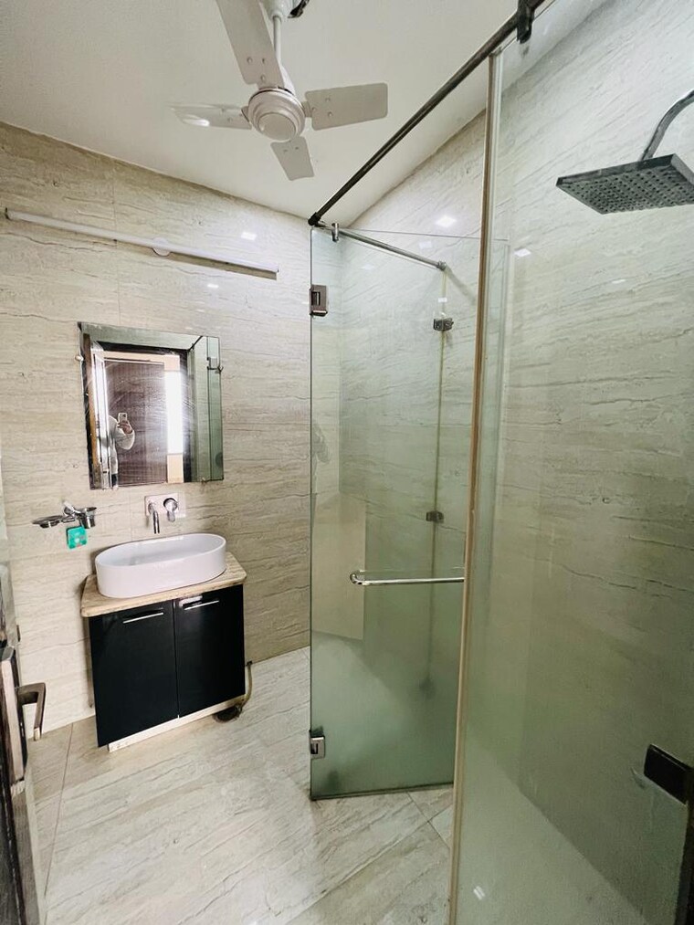 Attached Bathroom, kirti nagar 5 Bedroom 500 Sq.Yd. Builder Floor In Kirti Nagar Delhi 8584530