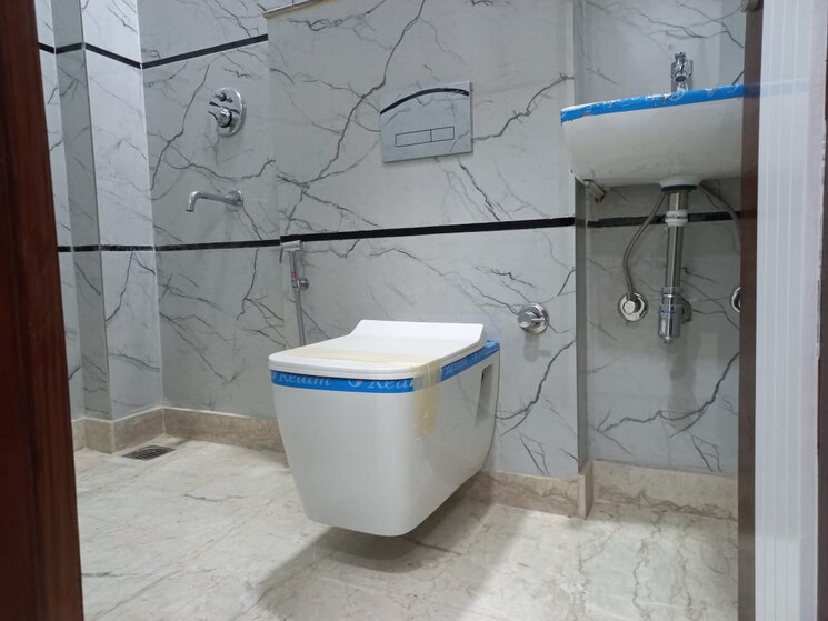 Bathroom, kirti nagar 5 Bedroom 500 Sq.Yd. Builder Floor In Kirti Nagar Delhi 8584530