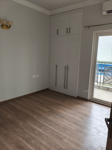Room in 3 BHK Apartment at Central Park Flower Valley Aqua Front Towers, Sohna Sector 33 – for Rent
