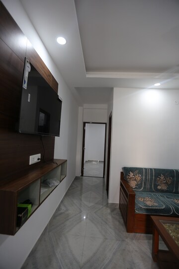 Building Lobby in 1 BHK Builder Floor at DLF City Phase V, Dlf Phase V – for Rent