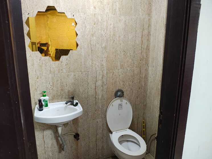 Washroom, sector 63 Commercial Office Space in IT/SEZ 3000 Sq.Ft. In Sector 63 Noida 8584588