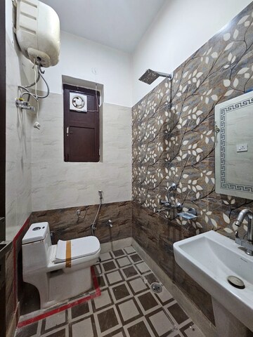 Master Bedroom in 2 BHK Independent House at Ansal Plaza Sector-23, Sector 23 – for Rent