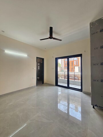 Room in 2 BHK Builder Floor at Unitech Infospace, Sector 21 – for Rent