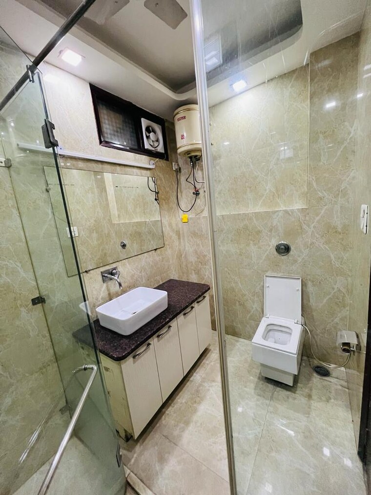 Bathroom, kirti nagar 3 Bedroom 200 Sq.Yd. Builder Floor In Kirti Nagar Delhi 8584644