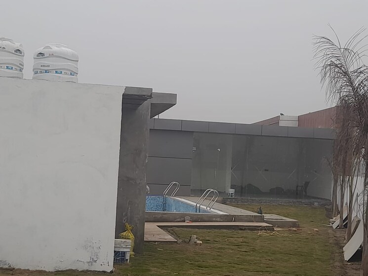 Swimming Pool, sector 74 1 Bedroom 650 Sq.Ft. Builder Floor In Sector 74 Noida 8584695