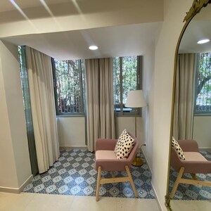 Bedroom in 2.5 BHK Apartment at Cozy Home, Pali Hill – for Sale