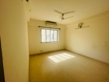 Room in 3 BHK Apartment at Emaar The Palm Drive-The Premier Terraces, Sector 66 – for Sale
