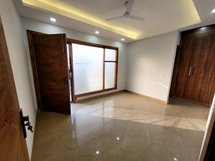 Room, green fields colony 3 Bedroom 200 Sq.Yd. Builder Floor In Green Fields Colony Faridabad 8584892
